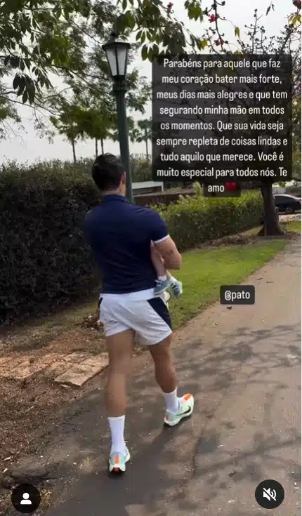 Rebeca Abravanel exibindo Alexandre Pato com seu filho