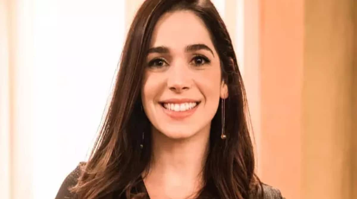 Sabrina Petraglia posa com seus filhos e o marido na festa de casamento do seu irmão e encanta