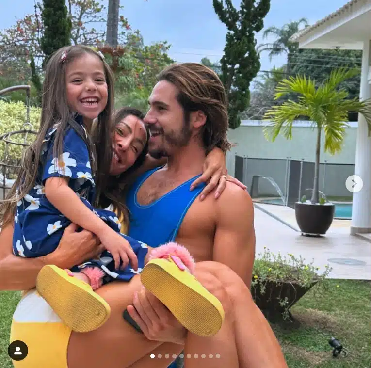 Sabrina Sato com sua filha Zoe e o namorado Nicolas Prattes