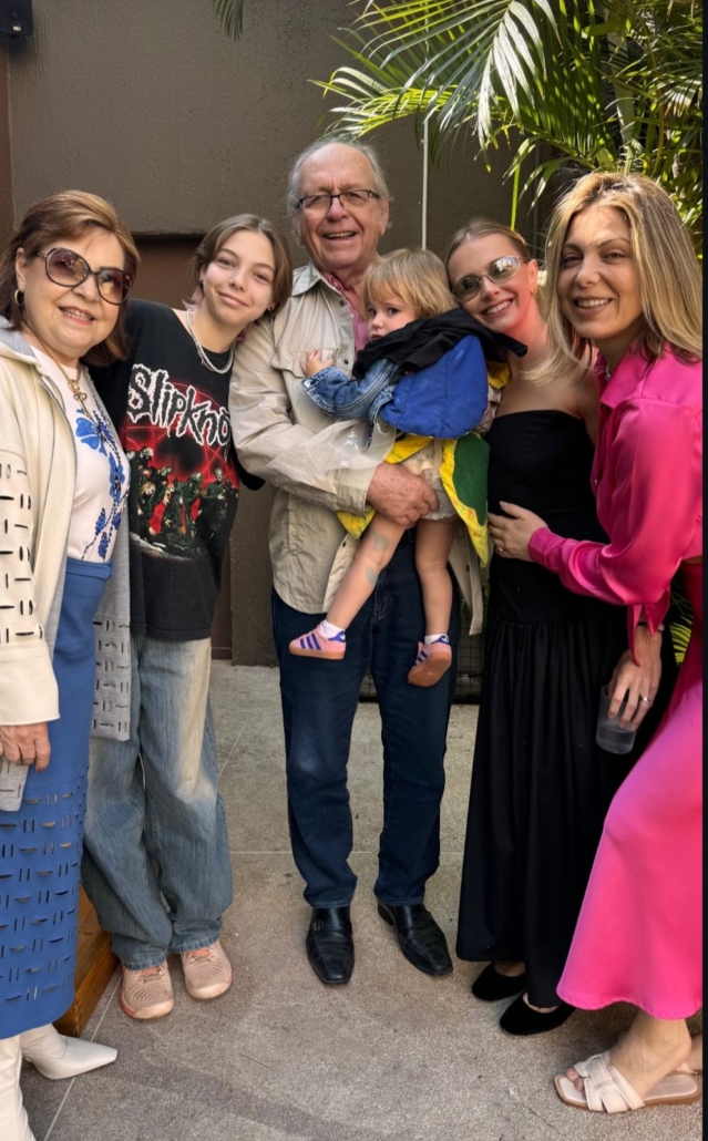 Sheila Mello posa com sua filha na festa dos filhos de Isa Scherer