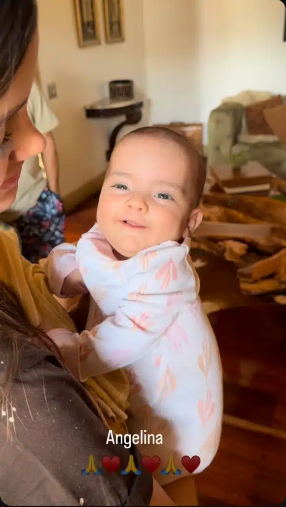 Sorocaba mostra sua filha gêmea sorrindo