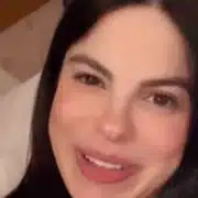 Sthefany Brito posou com o filho em casa