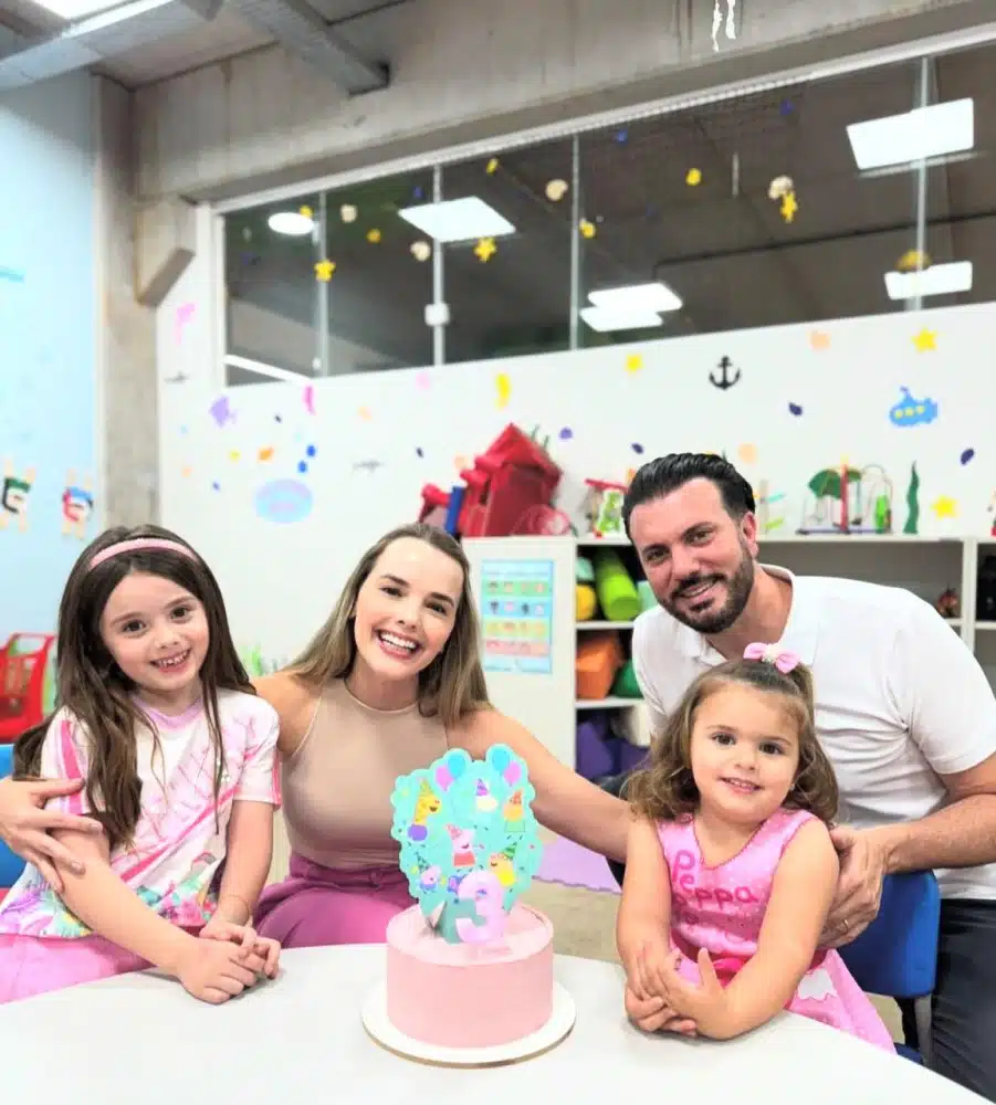 Thaeme mostra a festa da filha caçula na escolinha