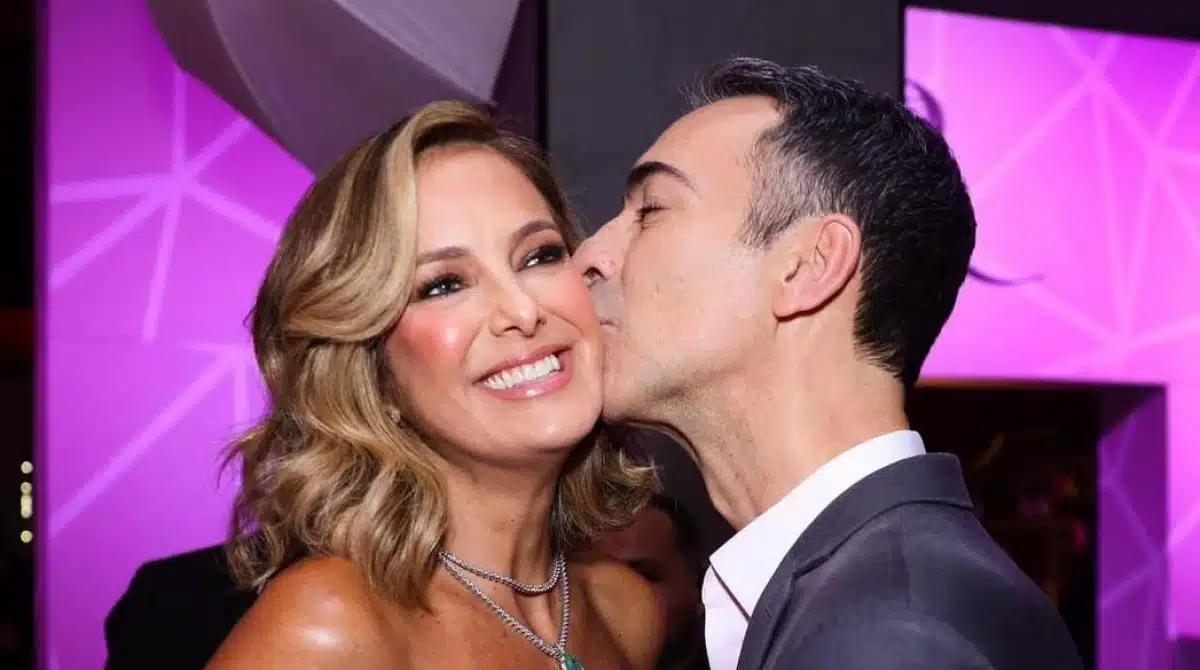 Tici mostra a filha de daminha no casamento com César Tralli