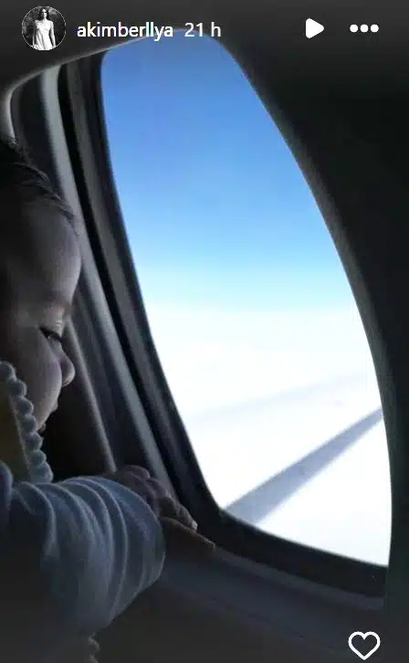 Amanda Kimberlly revelando sua filha no avião