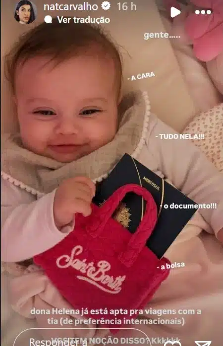 Filha de Amanda Kimberlly e Neymar Jr com o passaporte