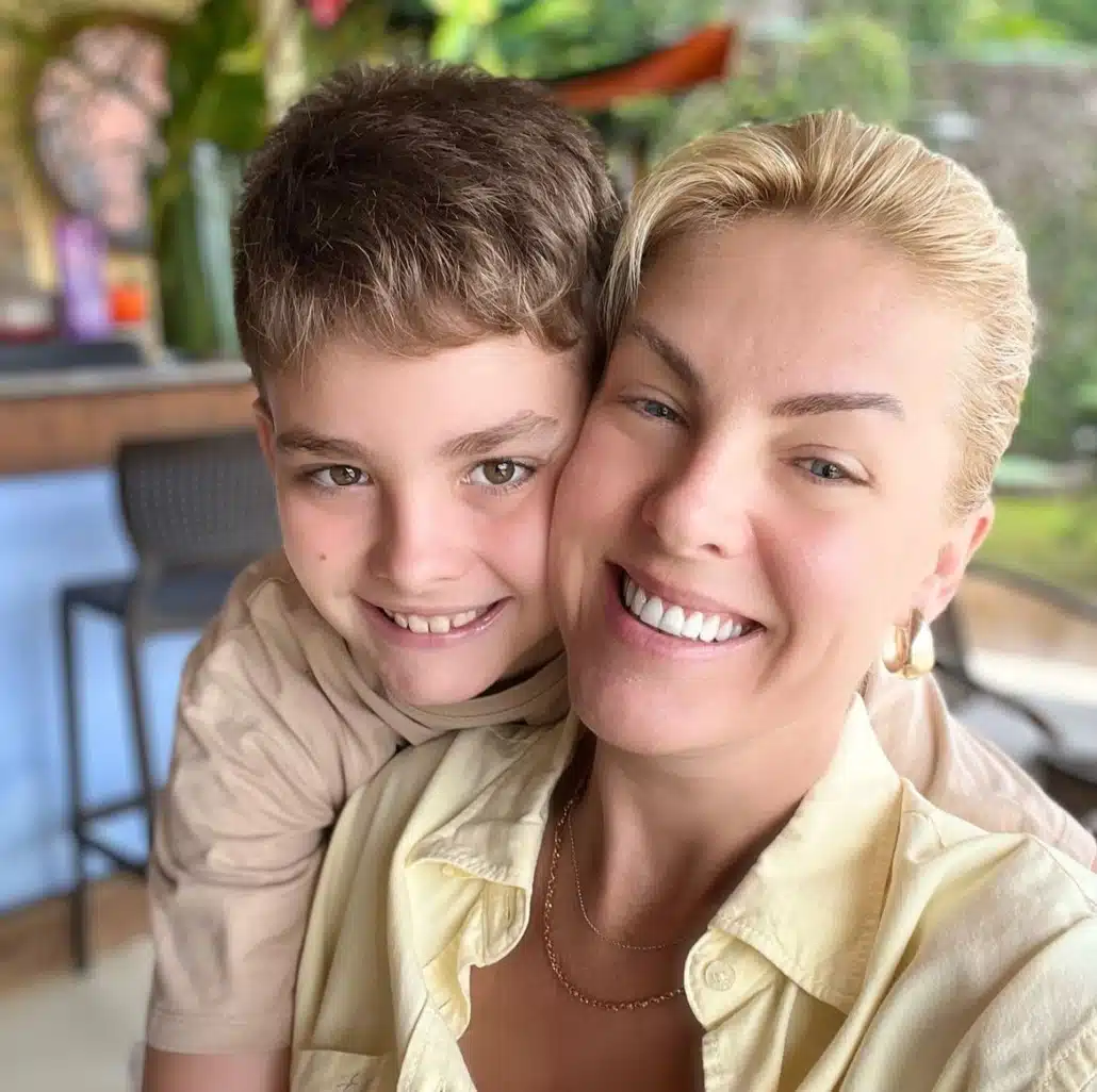 Ana Hickmann posa com seu filho e emociona