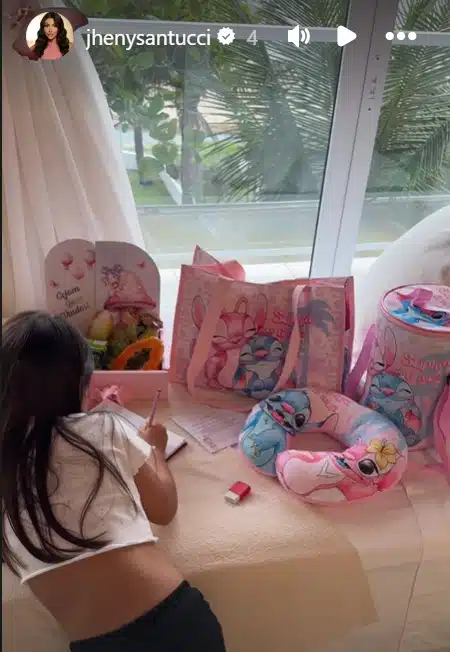 Filha de Arthur Aguiar com lembrancinhas do aniversário