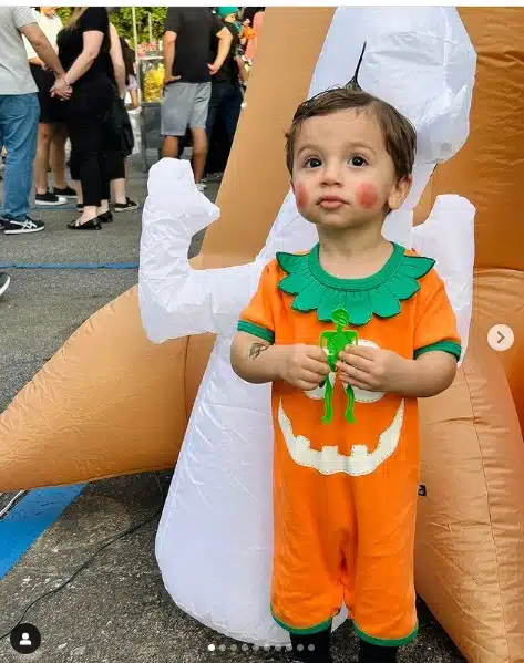 Lucca, filho caçula de Claudia Raia surge em sua primeira festa a fantasia e fofura chama a atenção