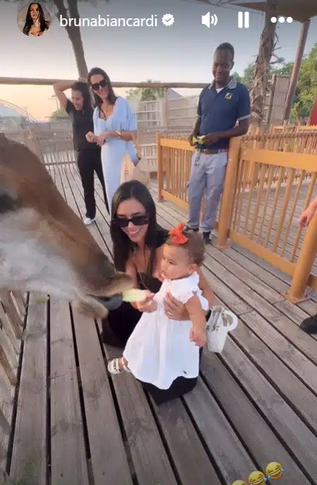 Bruna Biancardi alimentando uma girafa com sua bebê