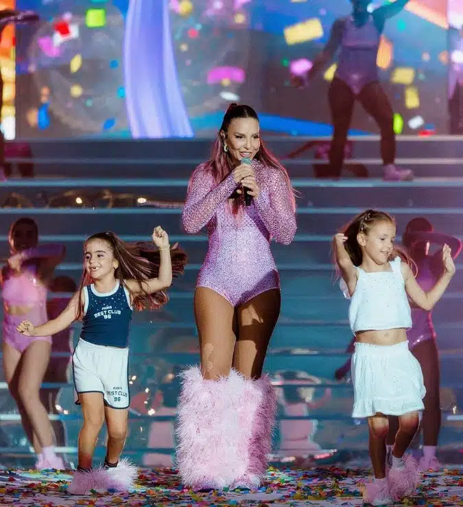 Gêmeas de Ivete Sangalo e Daniel Cady no palco com sua mãe