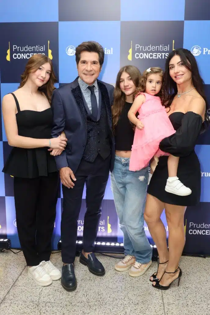 Daniel com sua família nos bastidores de seu show