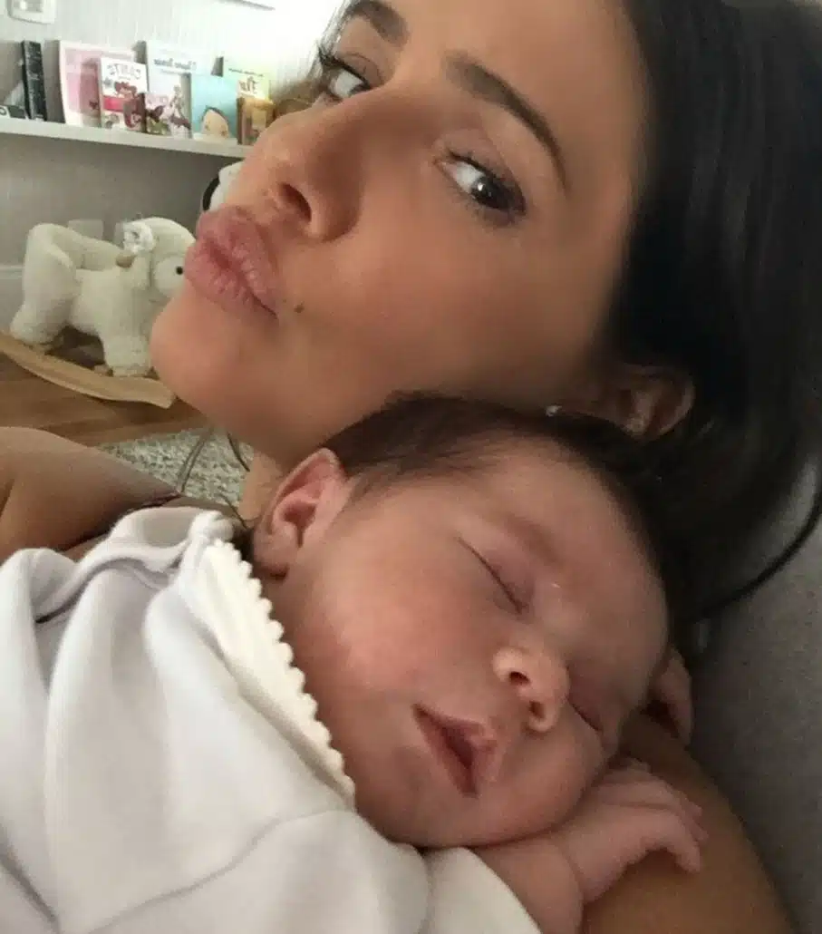 Deborah Secco posa com sua filha recém-nascida