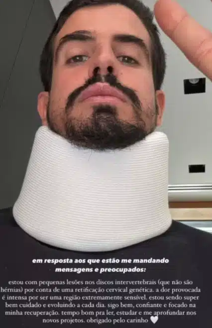 Enzo Celulari posa de colar cervical e fala de tratamento