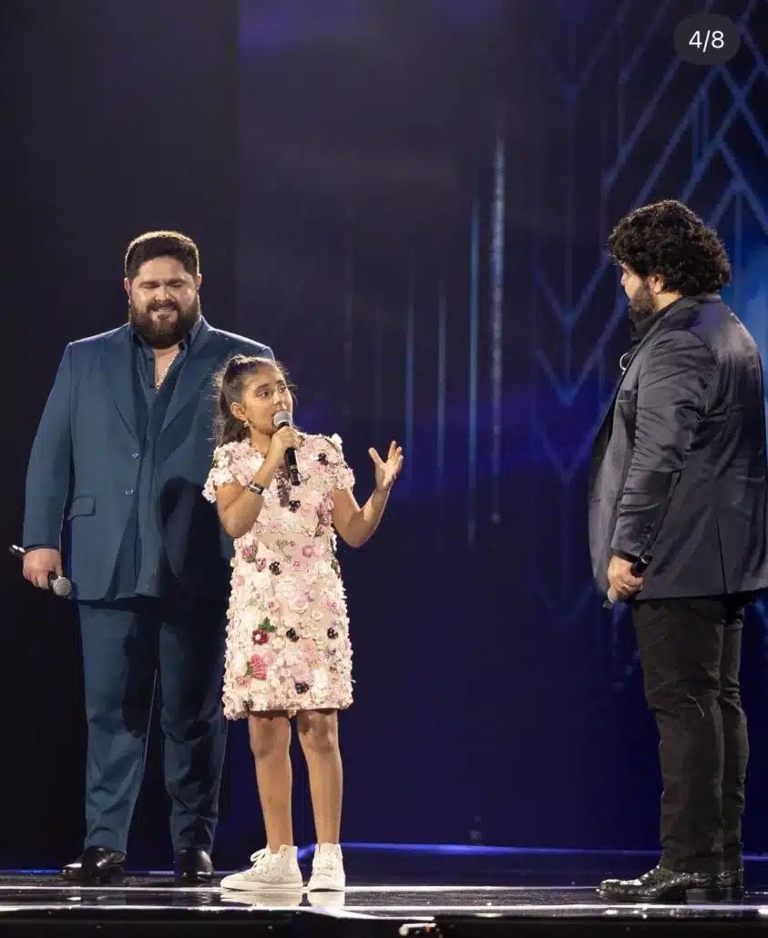 Filha mais velha de Fabiano Menotti se apresenta com o pai e o tio em show especial