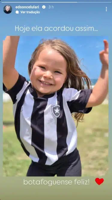 Chiara, filha caçula de Edson Celulari posa usando a camisa do Botafogo e impressiona 