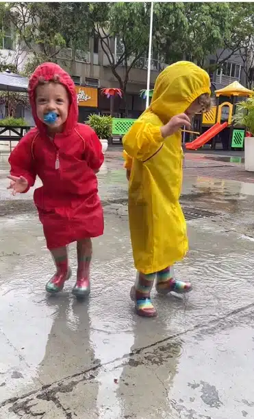 Filhos gêmeos de Emílio Dantas e Fabiula Nascimento surgem se divertindo na chuva e encantam 