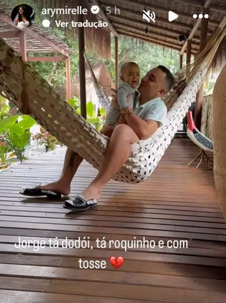 João Gomes ao lado do seu bebê na viagem de lua de mel