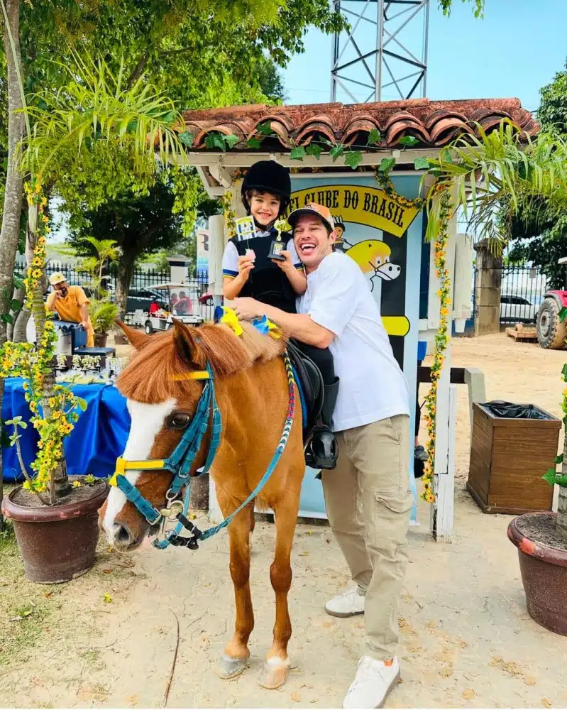 Bella, filha de Débora e José Loreto, com o troféu da competição de hipismo