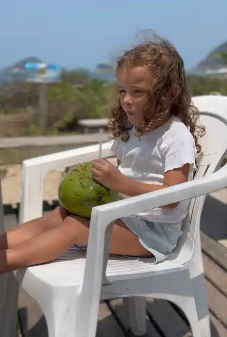 Filha de Juliano Cazarré em dia de praia