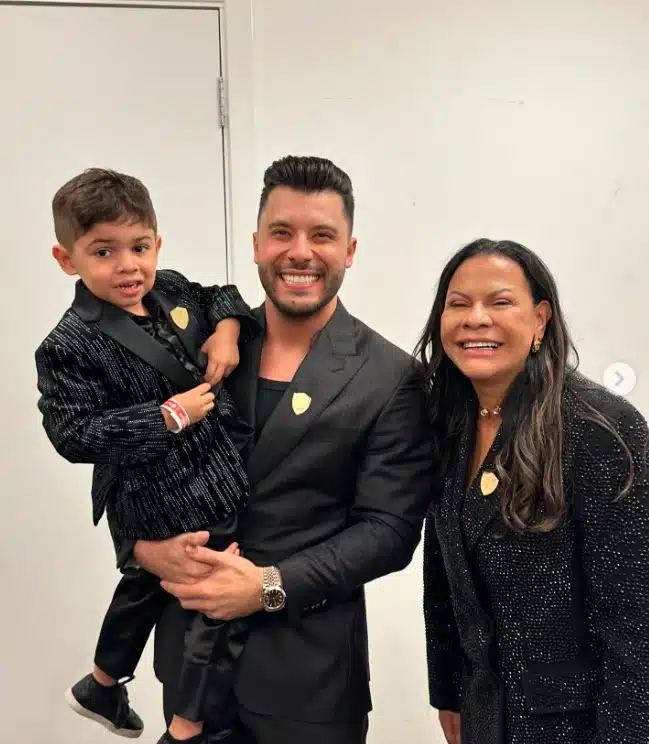 Murilo Huff posa com o filho e dona Ruth Moreira e mãe de Marília faz homenagem