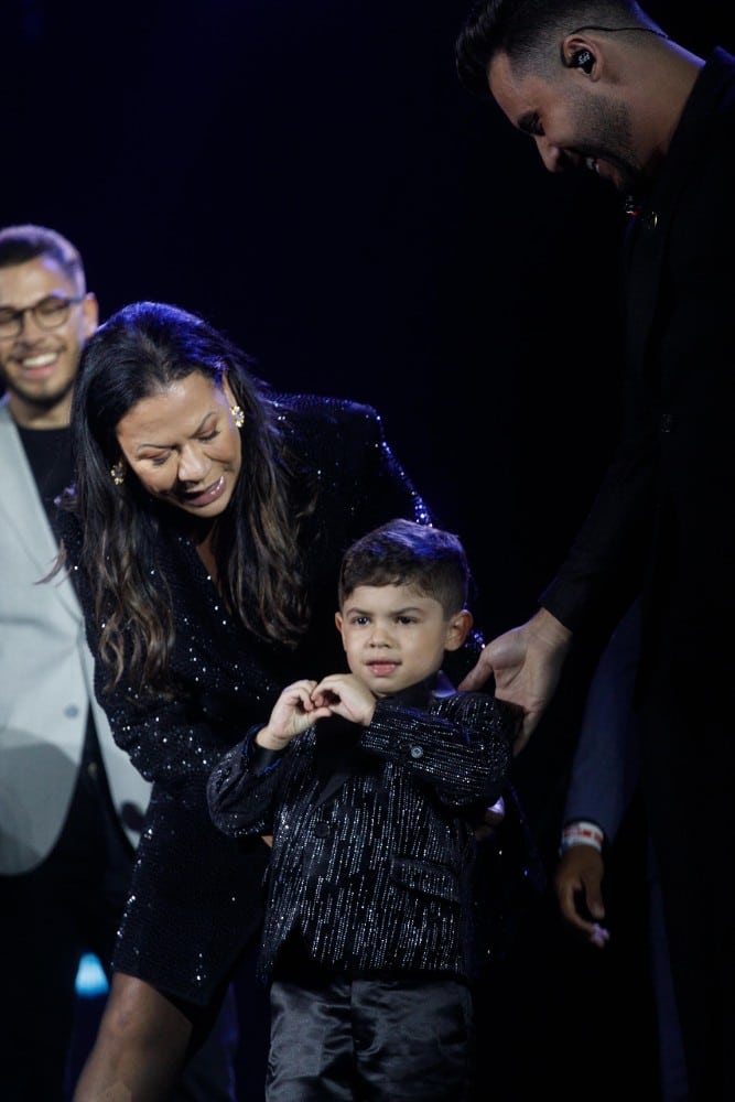 Filho de Murilo Huff e Marília Mendonça fazendo um coração para os fãs