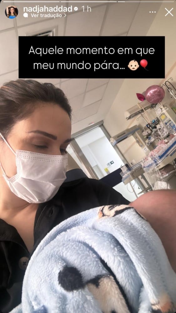 Nadja Haddad com seu bebê, na maternidade