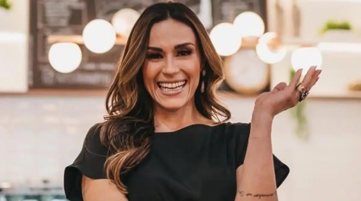 Nadja Haddad posa com seu bebê prematuro e emociona