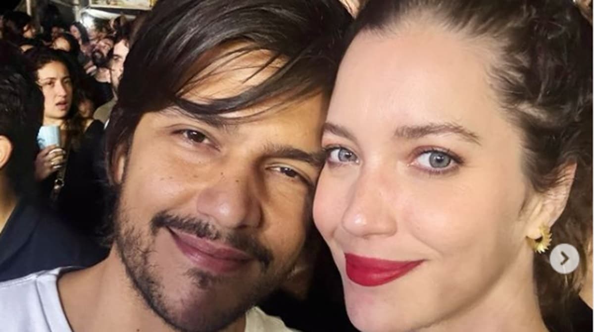 Nathalia Dill posa com sua filha e marido em viagem de férias aos EUA e impressiona