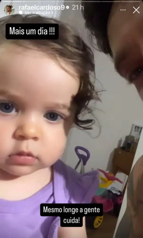 Rafael Cardoso com a filha caçula preparando comida para os mais velhos 