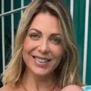 Sheila Mello posa com filha e lembra gravidez