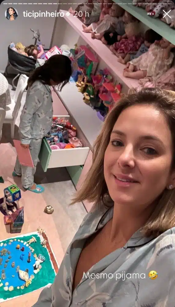 Manu, filha de Ticiane Pinheiro e Tralli, em seu quarto de brinquedos