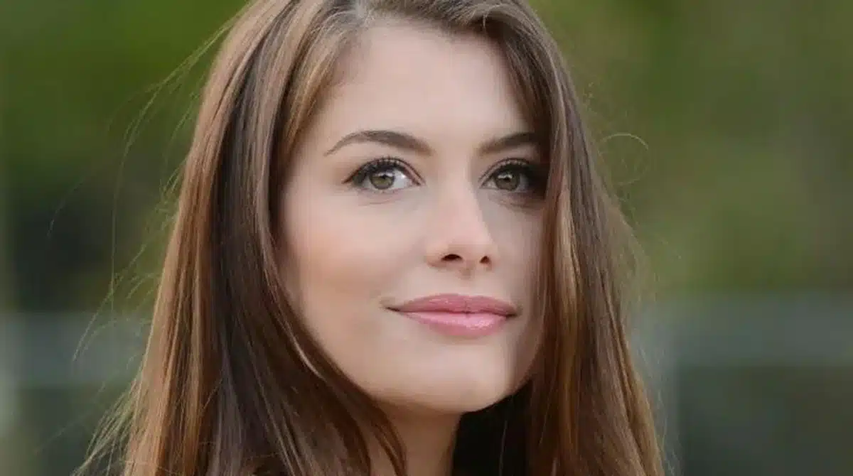 Alinne Moraes surge em rara foto junto ao filho em aeroporto no Rio de Janeiro