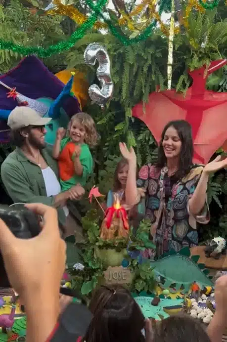 Chay Suede e Laura Neiva encantam ao comemoram os 3 anos do filho com com linda festa 