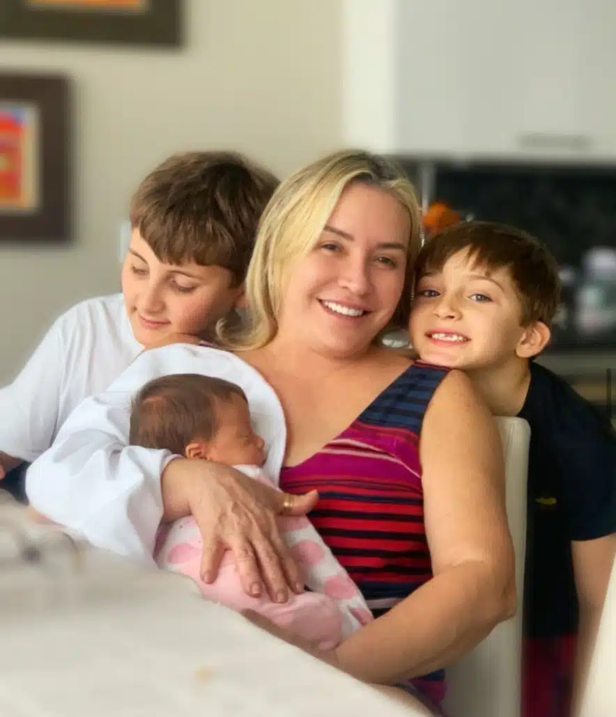 Claudia Leitte faz homenagem _a sua mãe e mostra sua filha bebê