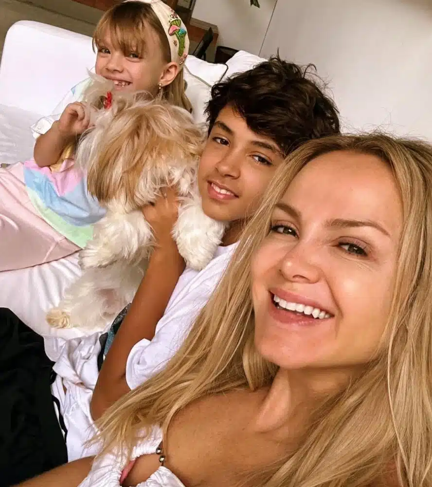 Eliana posa com os filhos e um pet, em seu dia de folga