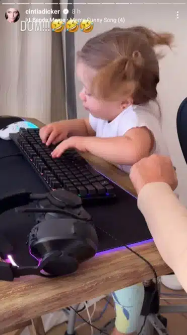 Aurora, bebê de Pedro Scooby e Cintia Dicker surge brincando com o computador do seu irmão e surpreende 