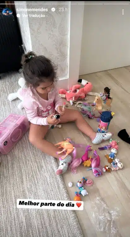 Filha de Simone Mendes surge se divertindo com sua coleção de bonecas na mansão e impressiona 