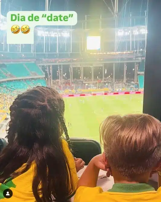 Filha gêmea de Ivete Sangalo e Daniel Cady surge assistido jogo da Seleção Brasileira em estádio de futebol  e encantou