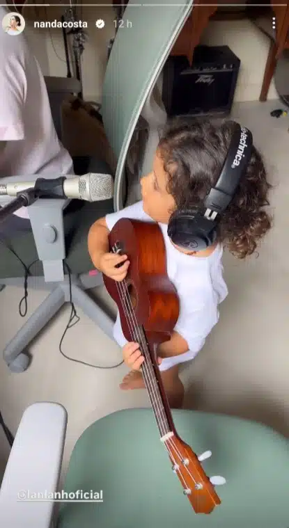 Filha gêmea de Nanda Costa posa tocando violão e desenvoltura com o instrumento encanta