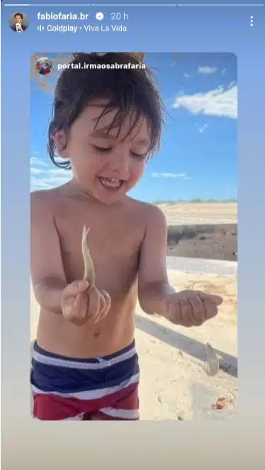 Senor, filho caçula de Patrícia Abravanel surge brincando com peixinhos na praia e impressionam 