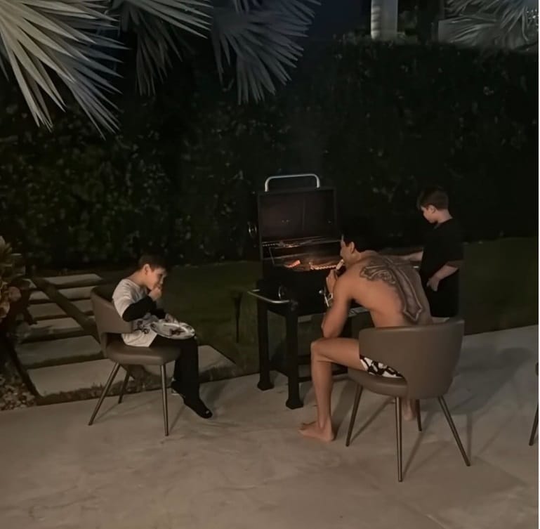 Gusttavo Lima preparando churrasco para os filhos