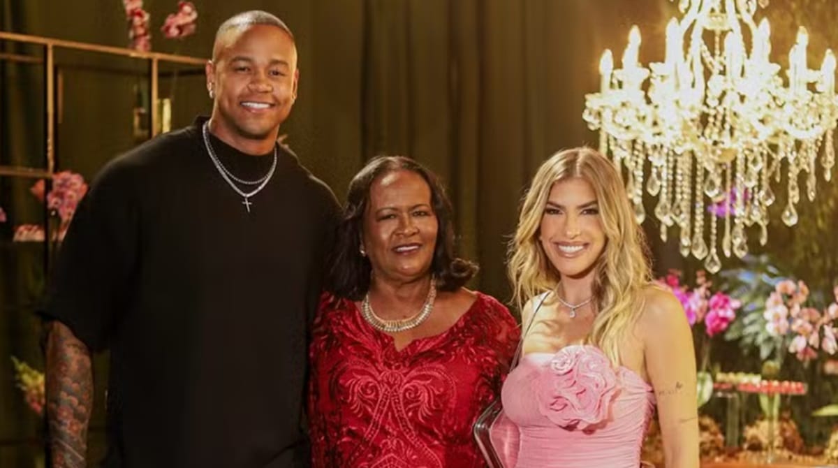 Lorena Improta e Léo Santana mostra sua filha na festa de aniversário da avó e surpreendem