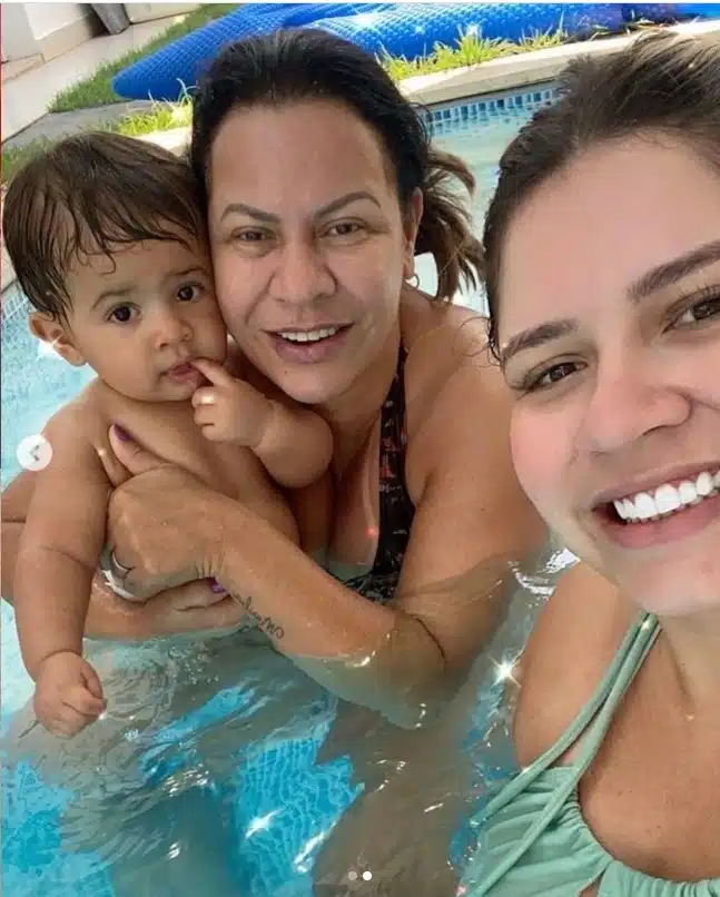 Marília Mendonça ao lado de sua mãe e do filho