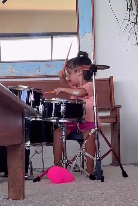 Nanda Costa mostra sua filha tocando bateria