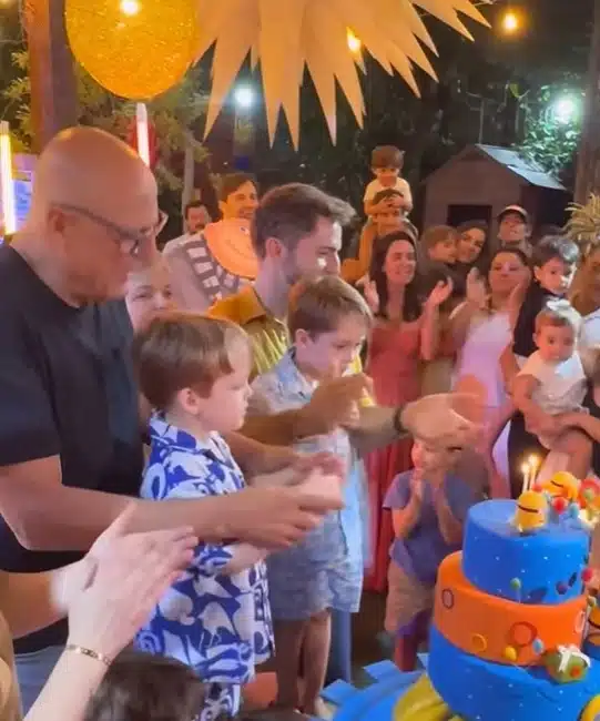 Viúvo de Paulo Gustavo com os filhos no aniversário deles