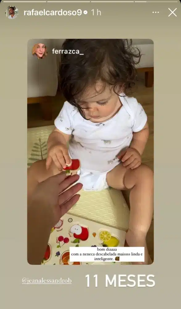 A filha caçula de Rafael Cardoso brincando