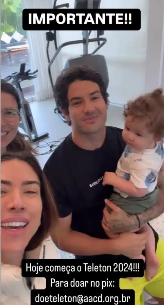 Benjamin com os papais Pato e Rebeca Abravanel e a tia, Patrícia