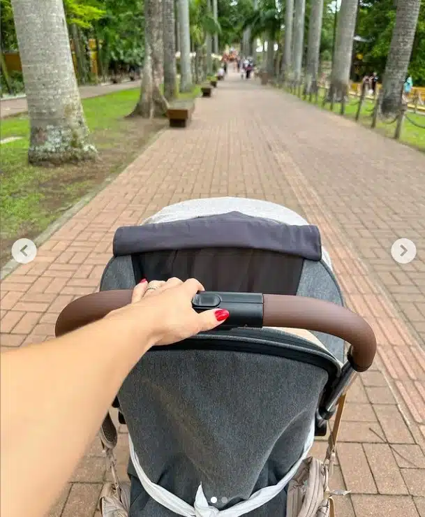 Mel Fronckowiak em passeio com sua bebê com Rodrigo Santoro