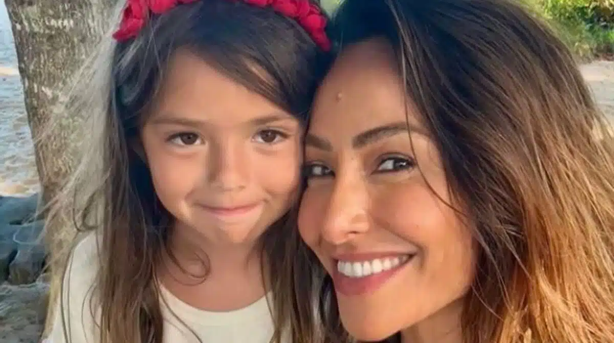 Sabrina Sato exibiu a filha com decoração de Natal da cobertura